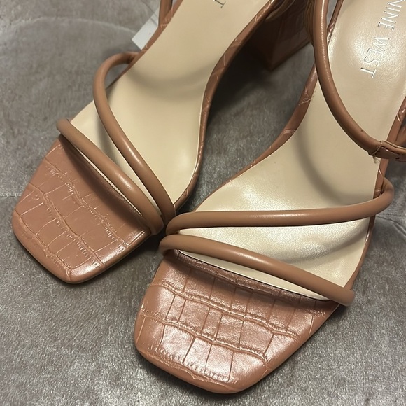 Nine west brand tan embossed, soft strap, shoes, new - Picture 2 of 5
